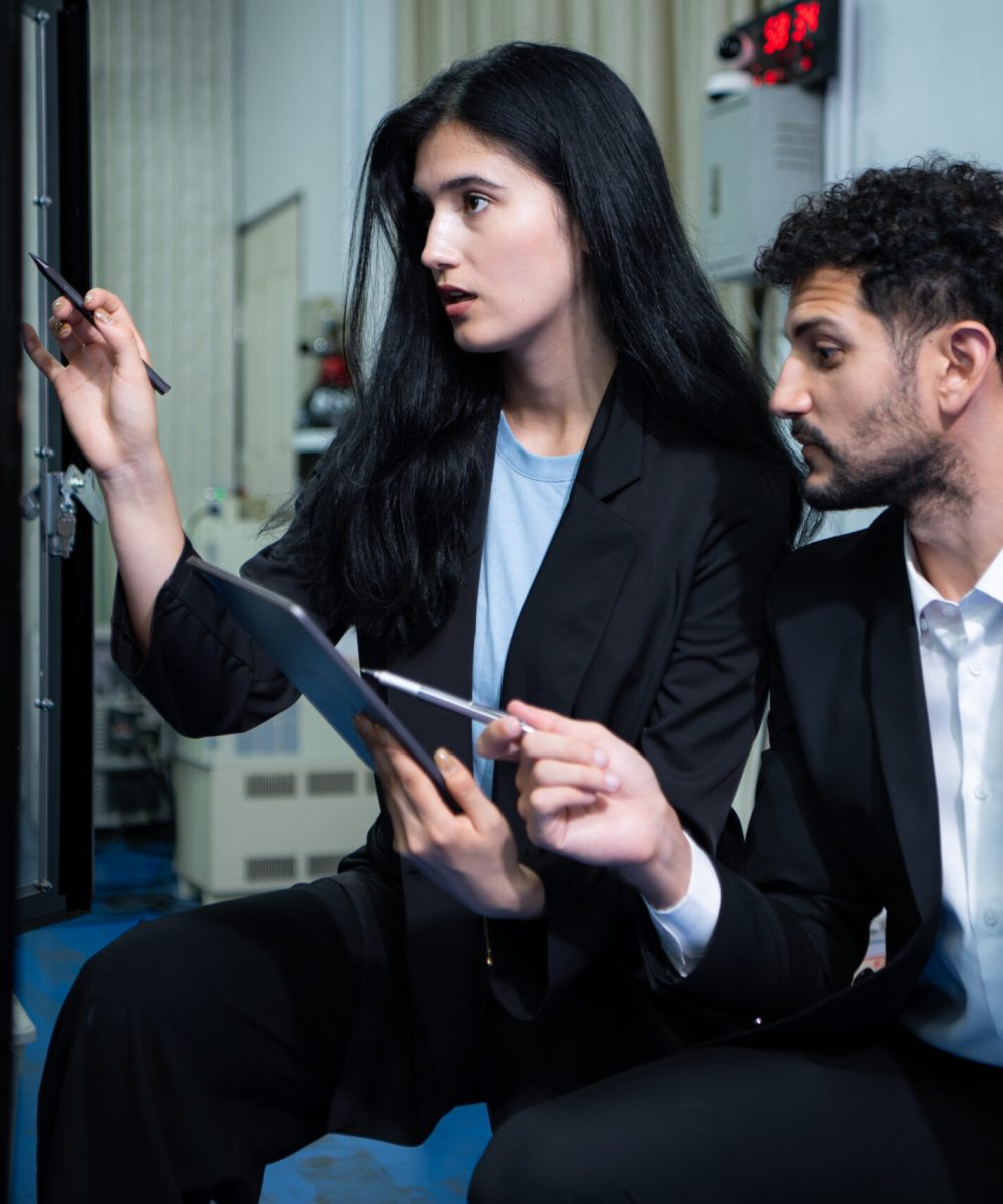 שני אנשים מדברים