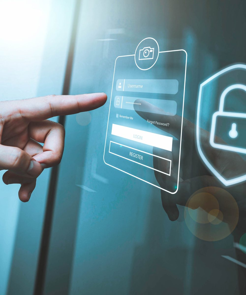 בן אדם מצביע לעבר מסך